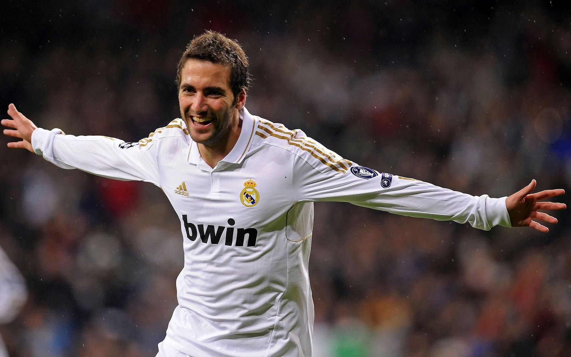 拜仁与皇马争夺战升级！法尔克独家爆料，赫伊森成夏窗焦点目标